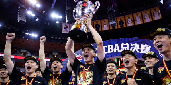 中国男子篮球职业联赛CBA总决赛颁奖仪式 - 冠军球队举起奖杯庆祝